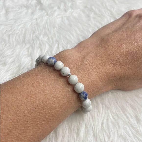 Snowy Whispers Bead Bracelet - Picture 2 of 5